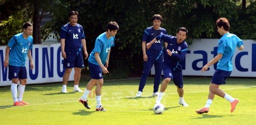 카타르 축구협회 기술자문인 밀루티노비치는 카타르 축구의 급성장을 말했다. 그러나 다수 축구전문가들은 한국, 이란, 일본을 여전히 아시아축구의 3강으로 꼽고 있다. 사진은 볼 뺏기 게임을 하며 몸을 풀고 있는 축구대표팀 선수들. 스포츠동아DB