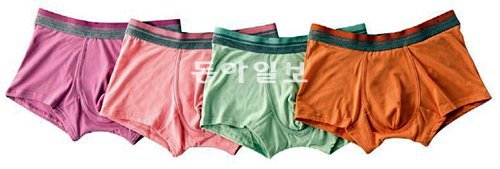 자신을 꾸미는 남성이 늘면서 속옷도 몸에 꼭 붙고 색깔도 화려한 ‘컬러 드로즈’가 인기 있다. 이마트 제공