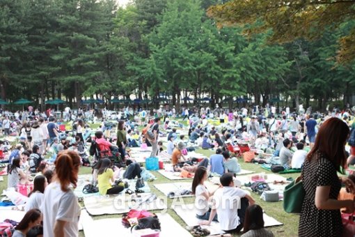 돗자리를 깔고 공연을 관람하는 이색적인 풍경. 동아닷컴DB