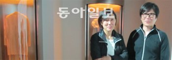 영상과 설치작품, 단행본으로 구성된 프로젝트를 발표한 문경원 씨(왼쪽)와 전준호 씨.