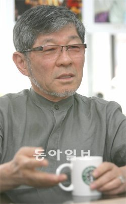 서울시 신청사의 콘셉트를 설계한 유걸 아이아크 건축가들 공동대표(72). 그는 “시청 앞 서울광장도 신청사에 어울리도록 바닥 디자인과 조경을 바꾸어야 한다”고 제안했다. 신원건 기자 laputa@donga.com