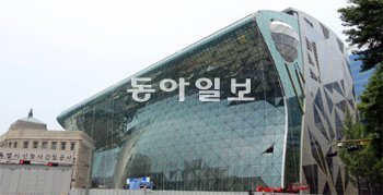 8월 말 완공을 목표로 막바지 작업 중인 서울시 신청사의 옆모습. 옛 청사를 복원한 본관 앞 서울광장과의 연계를 강조하기 위해 
유리로 된 신관 건물의 위쪽과 아래쪽 부분을 광장 방향으로 볼록하게 튀어나오도록 설계했다. 신원건 기자 
laputa@donga.com