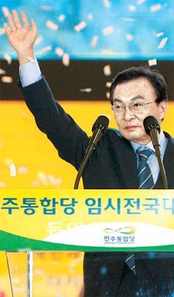 9일 민주통합당 대표로 선출된 이해찬 의원이 당원들을 향해 손을 흔들고 있다. 고양=김동주 기자 zoo@donga.com
