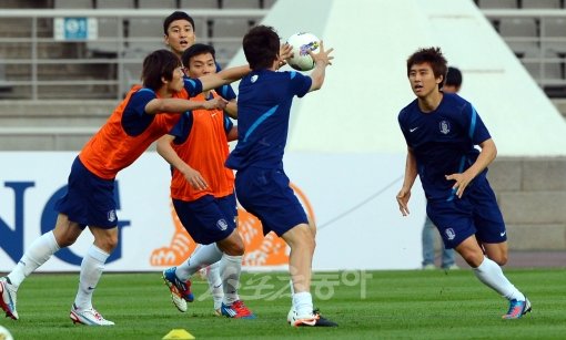 레바논과의 브라질월드컵 아시아 최종예선 2차전을 하루 앞둔 11일 고양종합운동장에서 진행된 마무리 훈련에서 태극전사들이 볼 뺏기 
게임으로 몸을 풀고 있다.고양｜박화용 기자 inphoto@donga.com트위터 @seven7sola