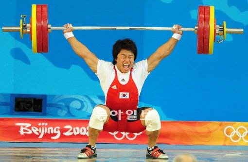 5번의 수술을 딛고 일어선 ‘오뚝이’ 사재혁은 런던에서 한국역도 사상 최초로 올림픽 2연패에 도전한다. ‘금메달의 열쇠’로 불리던 인상은 더 강해졌고, 체중감량의 부담도 줄였다. 사진은 2008베이징올림픽에서 인상 163kg을 들어올리는 모습. 동아일보DB