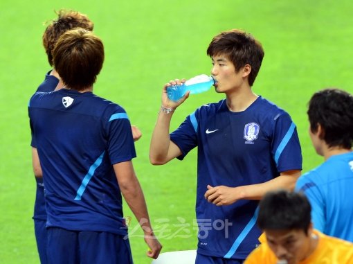 최강희 감독이 이끄는 축구대표팀이 12일 경기도 고양시 고양종합운동장에서 레바논과 2014브라질 월드컵 최종예선전을 앞두고 11일 저녁 고양종합운둥장에서 마무리 훈련을 가졌다. 기성용이 음료수를 마시고 있다. 고양ㅣ박화용 기자 inphoto@donga.com 트위터 @seven7sola