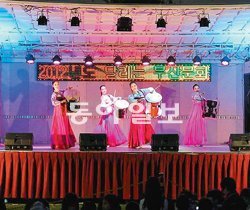 부산문화재단이 지난달 31일 부산 해운대 재송초등학교에서 ‘달리는 부산문화’ 공연을 펼쳤다. 부산문화재단 제공