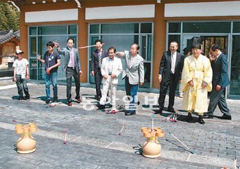 10일 한일우호관을 찾은 일본인 관광객들이 투호놀이를 하며 한국문화를 체험하고 있다. 노인호 기자 inho@donga.com