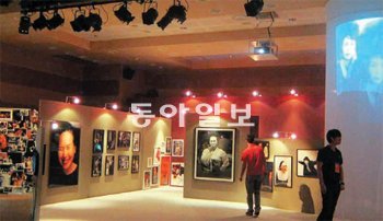 연기생활 50년을 맞은 박정자 씨가 15일까지 인천 남동문화예술회관에서 무료 전시회를 마련한다. 9, 10일엔 ‘맥베스 낭독공연’을 무료로 펼쳤다. 남동문화예술회관 제공