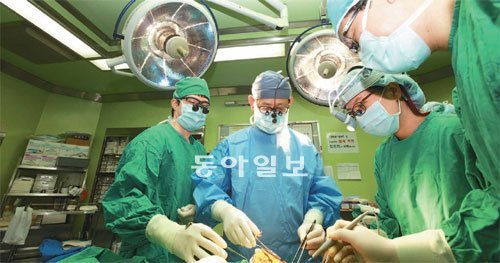 윤을식 고려대 안암병원 교수(왼쪽에서 두번째)가 56세 환자를 대상으로 유방 재건 수술을 하는 모습. 이 환자는 유방암 수술을 받은 뒤 유방의 상당 부분을 잘라냈다.
