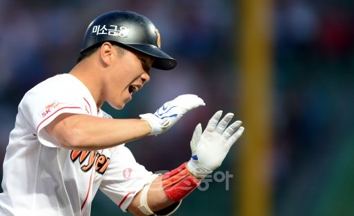 지난 시즌 잠시 주춤했던 SK 정근우의 방망이가 되살아나기 시작했다. 역시 정근우의 야구는 신나야 제 맛이다. 스포츠동아DB