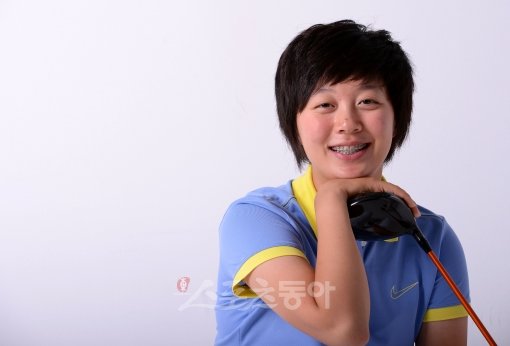 한국에 이어 일본 그린까지 평정한 아마추어 골퍼 김효주가 아직은 어색한 카메라 앞에서 수줍은 미소를 짓고 있다.김종원 기자 won@donga.com 트위터 @beanjjun
