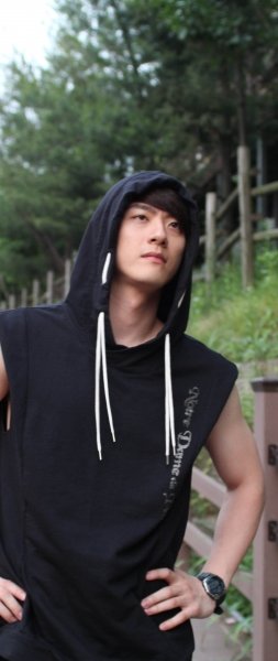 최근 공익근무요원 복무를 마치자마자 대작 뮤지컬 ‘두 도시 이야기’의 주역을 당당히 꿰찬 윤형렬이 용인시 죽전동 탄천 산책로에서 런닝을 하다 포즈를 취하고 있다. 사진제공｜박스엔터테인먼트