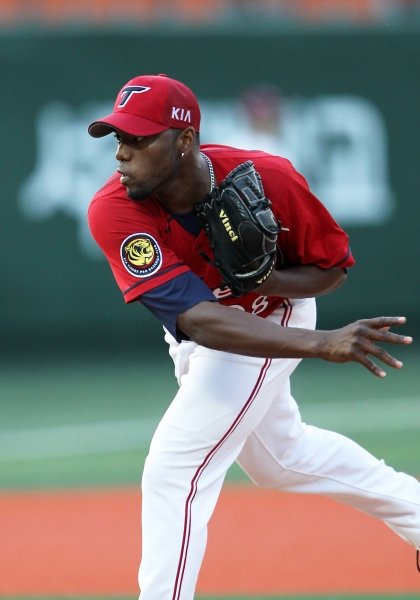 KIA의 중위권 도약에 발판이 돼줄 것이라 기대했던 용병이 투구폼 노출로 난타를 당하고 말았다. KIA 헨리 소사가 12일 목동 넥센전에 선발 등판해 투구하고 있다. 사진제공｜