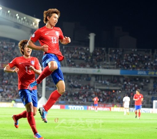 경기 종료 직전 한국의 3번째 골을 성공시킨 구자철(오른쪽)이 주먹을 불끈 쥐고 환호하고 있다.  고양｜박화용 기자 inphoto@donga.com 트위터 @seven7sola