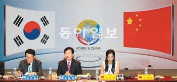 12일 열린 한중 고위언론인포럼에서 한중 언론인들이 경제 분야 토론을 벌이고 있다. 왼쪽부터 추창근 한국경제 논설위원 겸 심의실장, 황호택 동아일보 논설실장, 딩이란(丁怡然) 중궈왕 한국어판 기자. 한국언론진흥재단 제공