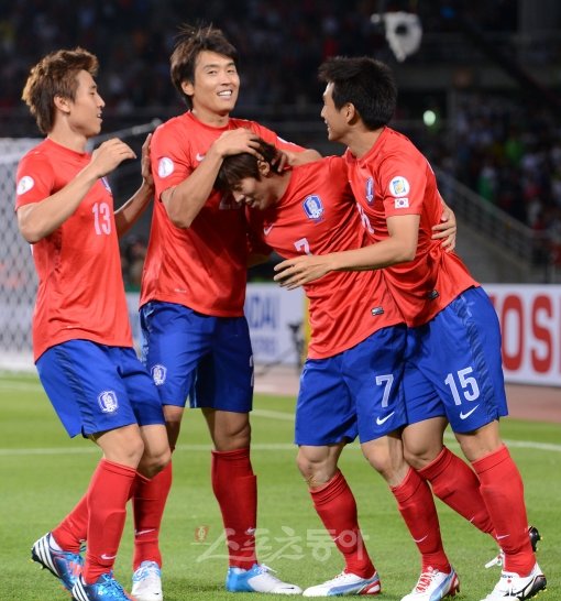 1차전에서 카타르에 4-1 대승을 거둔 축구 국가대표팀이 12일 고양종합운동장에서 레바논과 2014 브라질 월드컵 최종예선 2차전 경기를 가졌다. 한국 김보경이 후반 자신의 두번째 골을 성공시키자 이동국이 축하해 주고 있다. 고양｜김종원기자 won@donga.com 트위터 @beanjjun