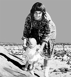실종 직전인 1980년 당시 32세이던 엄마 린디 체임벌린과 생후 2개월 된 딸 아자리아. 사진 출처 시드니모닝헤럴드