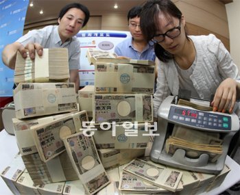 관세청 개청 이래 최대 규모 환치기 관세청이 지난달 환치기 업자 이모 씨에게서 압수한 여행가방 안에서 발견된 100만 엔짜리 현금 다발들. 이 가방 안에는 3억2000만 엔의 현금이 들어 있었다. 양회성 기자 yohan@donga.com