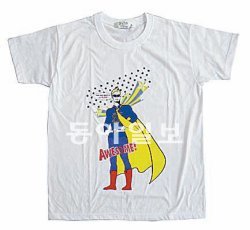 소비자가 만든 캐릭터 디자인 ‘슈퍼히어로’는 현대백화점 영패션전문관 유플렉스의 얼굴이다. 티셔츠와 백화점 매장 곳곳을 꾸미는 데 활용되고 있다. 현대백화점 제공