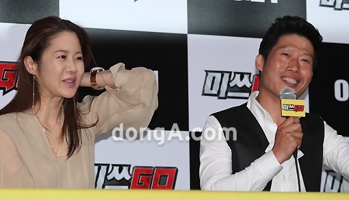 배우 유해진(오른쪽)이 13일 오후 서울 성동구 CGV 왕십리에서 열린 영화 ‘미쓰GO’ 언론시사회에서 취재진의 질문에 답변을 하고 있다. 국경원 기자 onecut@donga.com