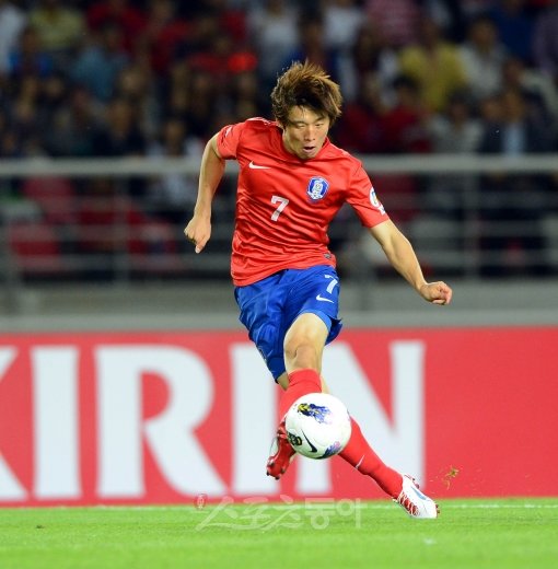 김보경이 13일 소속팀 세레소 오사카 합류를 위해 출국 전 인터뷰를 갖고 ‘박지성 후계자’에 걸맞는 성장을 자신했다. 12일 레바논과 경기에서 자신의 두 번째 골을 터뜨리는 모습. 고양｜박화용 기자