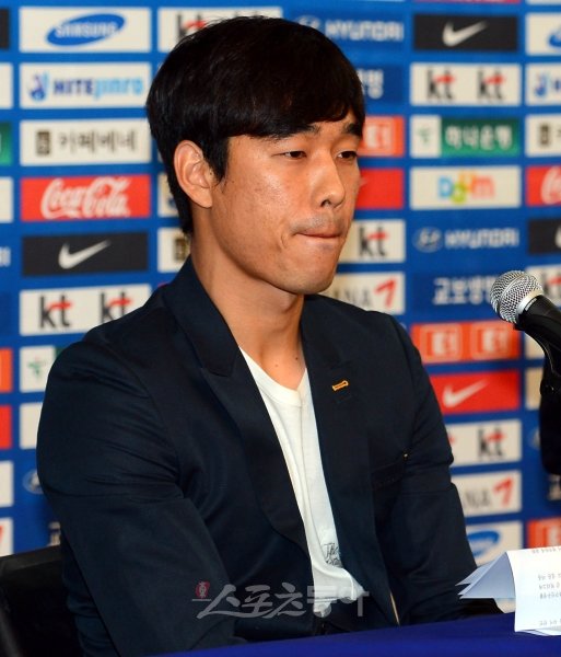 병역기피 논란에 휩싸였던 박주영(아스널)이 13일 오전 서울 종로구 신문로2가 대한축구협회 축구회관에서 홍명보 올림픽축구대표팀이 동석한 가운데 기자회견을 가졌다. 기자회견에서 박주영이 자신의 입장을 밝히고 있다. 박화용 기자 inphoto@donga.com 트위터 @seven7sola