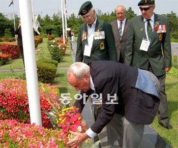 6·25전쟁에 참전했던 캐나다 에릭 우들(왼쪽 모자), 캘빈 앳킨(오른쪽 모자), 호주 이언 로버트슨 씨(앞쪽)가 12일 부산 남구 대연동 유엔기념공원을 찾아 헌화하고 있다. 부산시 제공