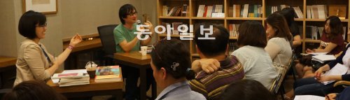 11일 저녁 서울 종로구 푸른역사아카데미에서 열린 작가 콘서트 ‘앙’에 첫 출연자로 나온 소설가 김연수(왼쪽에서 두 번째)가 청중과 대화를 나누고 있다. 이지은 기자 smiley@donga.com