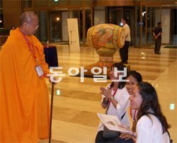 태국 스님으로 호주에서 활동하고 있는 와라와트 스님(왼쪽)이 결혼해 전남 여수에 정착한 세 태국 출신 여성에게 조언을 해주고 있다.