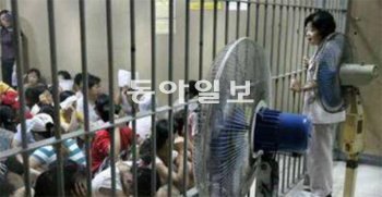 태국 방콕 이민국 수감시설에 수감돼 있는 탈북 여성들. 2006년 8월 촬영된 것이지만 지금도 탈북자들은 이곳에 수감된다. 200명 이상 수감되면 누워 잠잘 수도 없을 정도로 협소한데 때로는 300명 이상이 수감돼 두 달 이상씩 보내기도 한다. 동아일보DB