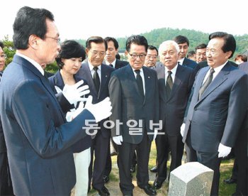 민주 새 지도부, 5·18 묘역 참배 이해찬 대표(왼쪽) 등 민주통합당 새 지도부가 13일 광주 북구 국립5·18민주묘지를 방문해 참배한 뒤 강운태 광주시장(오른쪽), 박준영 전남지사(왼쪽에서 세 번째) 등과 얘기를 나누고 있다. 광주=박영철 기자 skyblue@donga.com