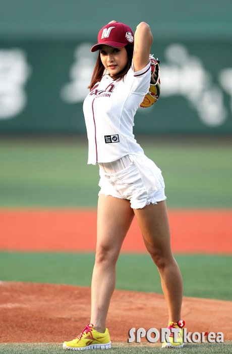 가수 김소리가 자신의 트위터를 통해 첫 시구 소감을 전했다. 사진=스포츠코리아