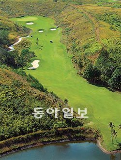 피지의 ‘흑진주’ 비제이 싱의 코스 설계로 유명한 나탄돌라베이 골프장.