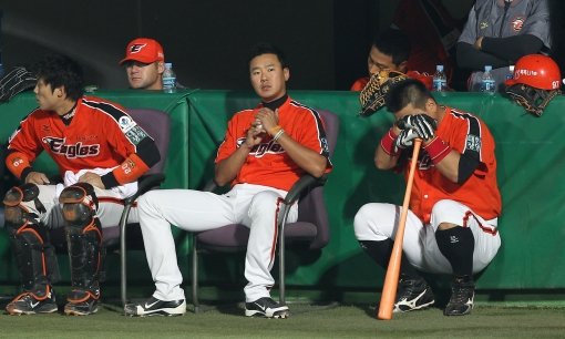“아, 안 풀리네!” 14일 대구 삼성전에서 1-12로 대패한 한화 선수들이 답답한 표정을 짓고 있다. 사진제공｜