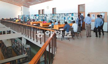 에티오피아에서 두 번째로 큰 아다마과학기술대 도서관의 모습. 정부와 학교 측은 우수한 인재를 기르기 위해 학생들의 과학기술 교육에 힘쓰고 있다. 독고석 국경없는과학기술자회 사무총장 제공