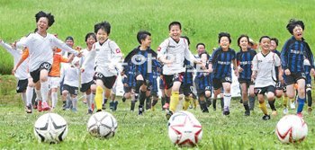 경기 양평군 한화리조트에서 8일 오전에 열린 ‘제6회 트라이서클배 유소년 축구대회’에 참가한 어린이들이 환하게 웃으며 공을 향해 달려오고 있다. 양평=변영욱 기자 cut@donga.com