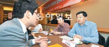 지식경제부와 KOTRA는 지난달 22일 서울 서초구 반포동 JW메리어트호텔에서 ‘차이나 IT 프리미어 2012’를 열었다. 이 행사에 참석한 화웨이, ZTE 등 중국의 7대 정보기술(IT) 기업들은 한국의 소프트웨어 업체들과 전략적 투자 및 다양한 협력 방안을 논의했다. KOTRA 제공