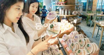 서울 중구 쌍림동 CJ제일제당 본사 안에 있는 자사 제품 전용 슈퍼마켓인 ‘프레시 마켓’에서 14일 모델들이 즉석 잡곡밥을 고르고 있다. CJ제일제당 제공