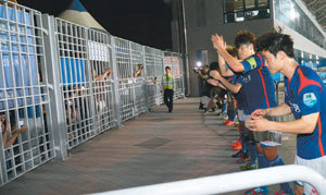 경기장 밖 응원 팬들에게 답례 포항과 1-1 무승부를 기록한 인천 선수들이 경기장 밖에서 응원전을 펼친 홈 팬들에게 인사하기 위해 한 줄로 서 있다. 인천=연합뉴스
