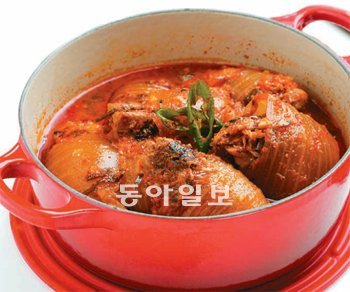 O2/뚝딱! 초간단 요리]꽁치 통조림 묵은지찜｜동아일보