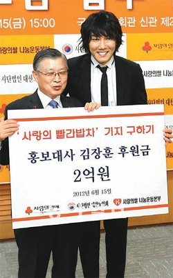 15일 오후 서울 영등포구 국회 의원회관에서 가수 김장훈 씨(오른쪽)와 사랑의 쌀 나눔운동본부 이선구 이사장이 김 씨의 2억 원 기부 증서를 들고 있다. 변영욱 기자 cut@donga.com