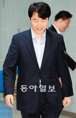 출근하는 이석기 진보 성향 교육감 선거 비용 부풀리기 의혹을 받고 있는 통합
진보당 이석기 의원이 15일 오전 국회 의원회관으로 출근하고 있다. 문화일보 제공