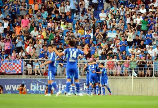 수원 선수들이 17일 제주와 경기에서 전반 24분 제주 송진형의 자책골이 터지자 한데 모여 기쁨을 나누고 있다. 수원은 올 시즌 홈
 관중 20만명을 돌파했다.  수원｜박화용 기자 inphoto@donga.com 트위터 @seven7sola