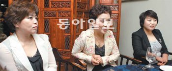 삼성화재의 중국동포 출신 보험설계사인 황옥화 박윤자 오매홍 씨(왼쪽부터)는 “중국동포 고객들은 보험료가 비싼 상품에 가입할 때가 많고 가입기간이 길다”고 소개했다. 황 설계사는 중국동포 남편과 함께 귀화했고 박, 오 설계사는 한국 남자와 결혼해 한국 국적을 얻었다. 삼성화재 제공