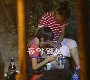 16일 초저녁부터 술판이 벌어진 서울 용산구 동자동 새꿈어린이공원. 홍진환 기자 jean@donga.com