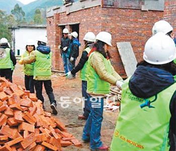 지난해 ‘기아 빌리지’ 봉사활동에 참여한 대학생들이 중국 저장 성의 한 시골에서 빈곤
층에 집을 지어주는 봉사활동을 벌이고 있다. 현대자동차그룹 제공