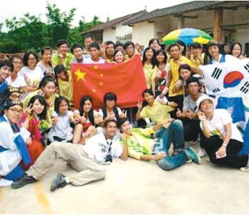 지난해 기아자동차가 주최한 ‘기아 빌리지’ 대학생 봉사단에 참여한 한국과 중국의 대학
생들이 중국 내 빈곤지역에서 봉사활동을 한 뒤 기념촬영을 하고 있다.