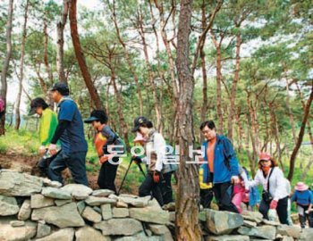 다음 달 6일 충북 괴산군 산막이 옛길에서 65세 이상 부부를 대상으로 실버걷기대회가 열린다. 괴산군 제공