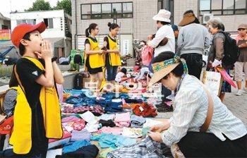 16일 오후 서울 서초구 방배동 ‘어린이·청소년 벼룩시장’에서 방배초등학교 6학년 박재윤 군이 손님을 모으고 있다. 서초구 초중고교생들은 매달 한 번 벼룩시장 수익금을 탈북 학생들과 캄보디아 아이들에게 기부하고 있다. 홍진환 기자 jean@donga.com